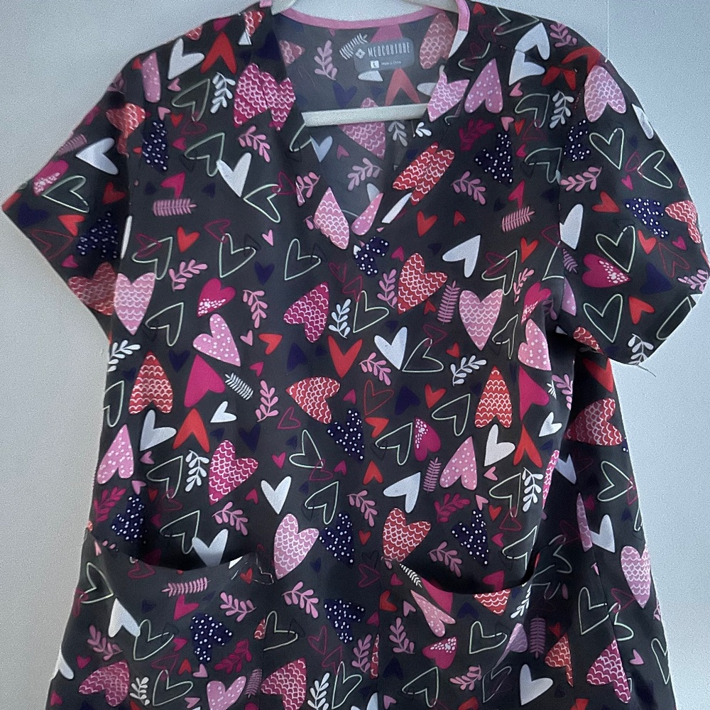 Med Couture Heart Scrub Top, Size medium